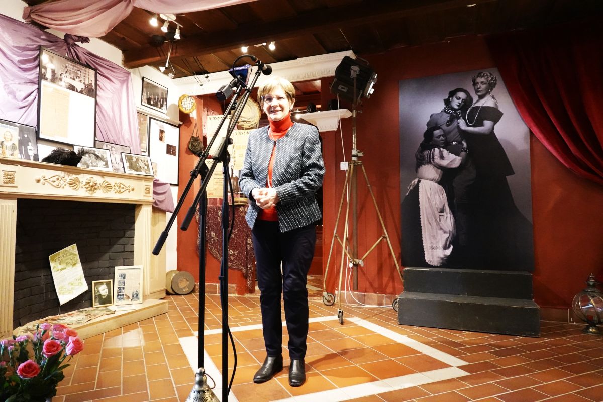 A Tolnay Klári Emlékházat Juhász Judit, az Emlékház fővédnöke nyitotta meg