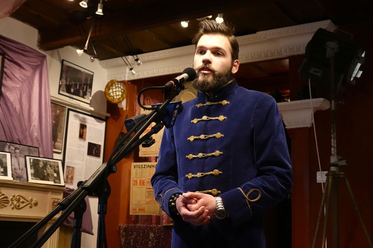 Balla Bence Ferdinánd, az MMA ösztöndíjasa, a kiállítás kurátora