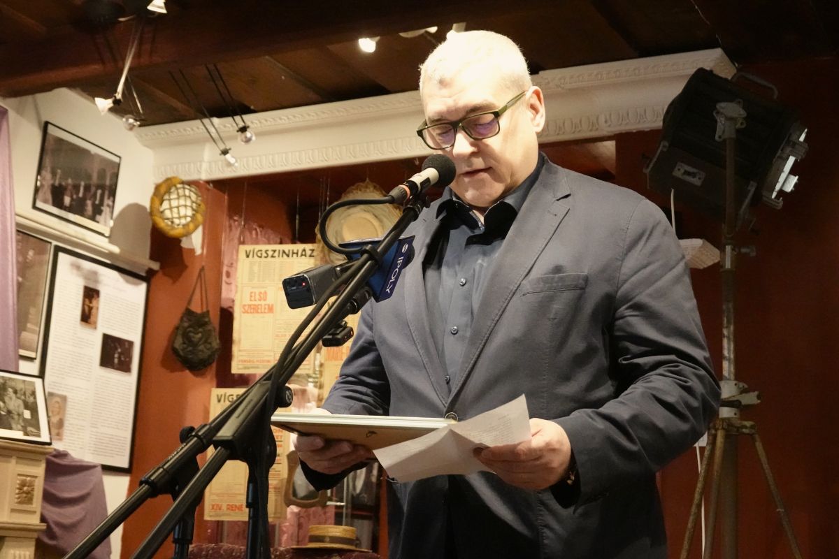 A kiállítást Kiss József színművész, rendező, a rendezvény fővédnöke nyitotta meg