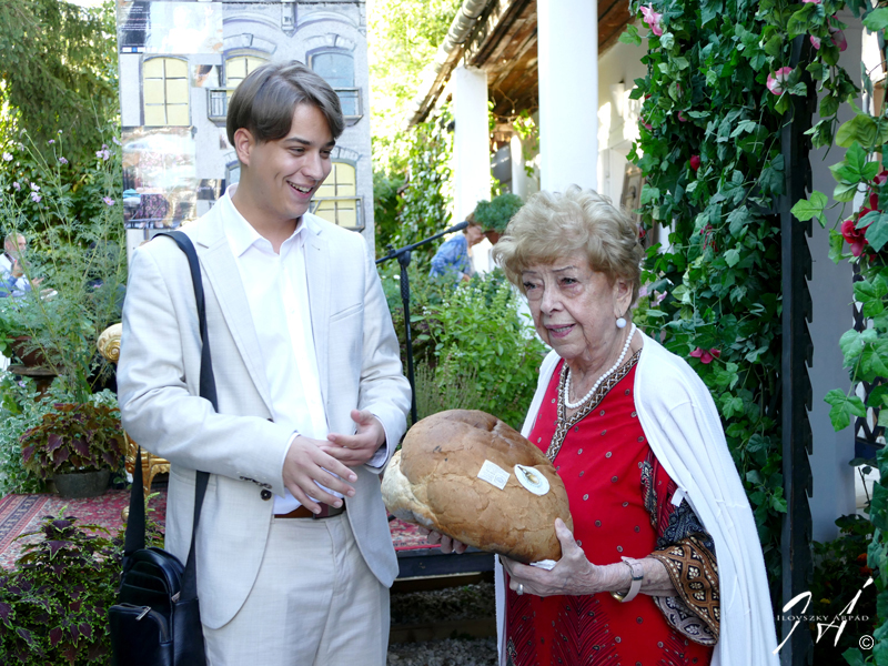 Pásztor Erzsi 90. születésnapján a balatonkenesei Katica Pékség kétkilós kovászos kenyerével köszöntötték.